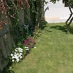 Vivienda Con Jardin Y Acceso A Pequena Playa