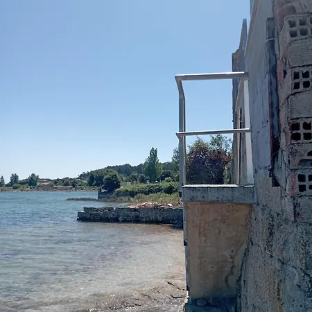 Vivienda Con Jardin Y Acceso A Pequena Playa