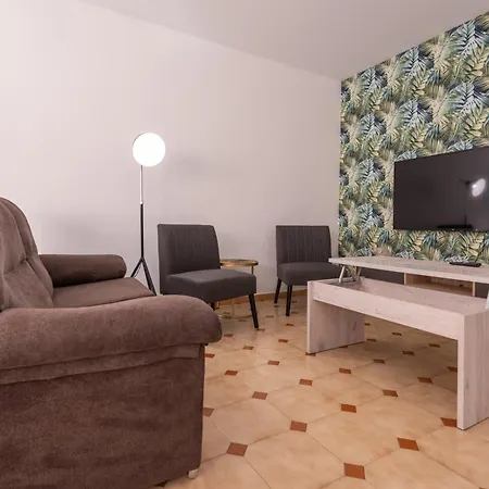 Vivienda Con Jardin Y Acceso A Pequeña Playa *